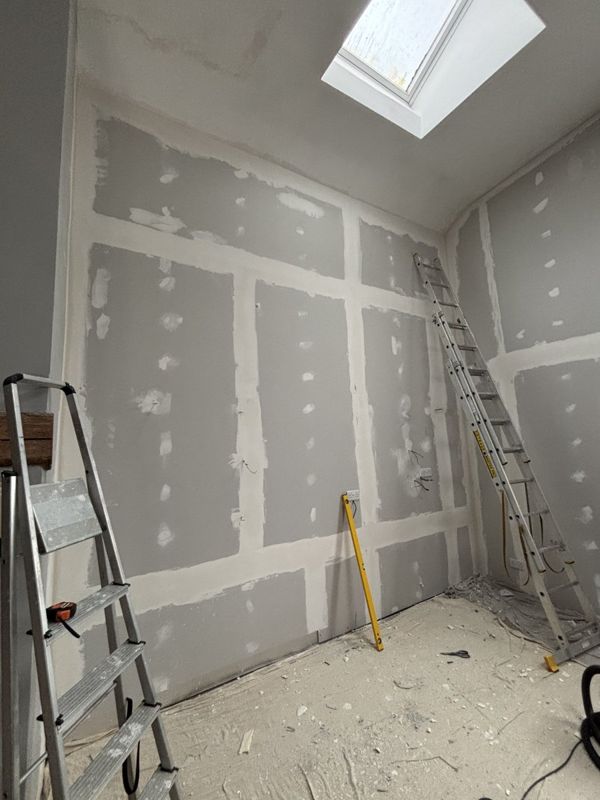 Tape and joint finish on plasterboard